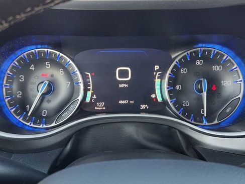 Used 2024 Chrysler Pacifica Touring-L image 16