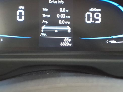 Certified 2025 Hyundai Venue SEL FWD image 33
