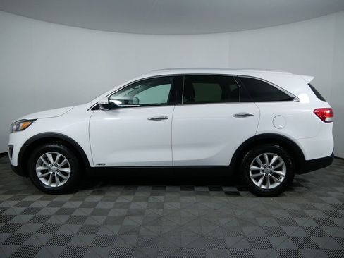 Used 2017 Kia Sorento LX w/ LX Convenience Package image 5