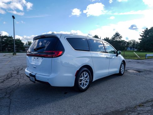 Used 2023 Chrysler Pacifica Touring-L FWD image 4