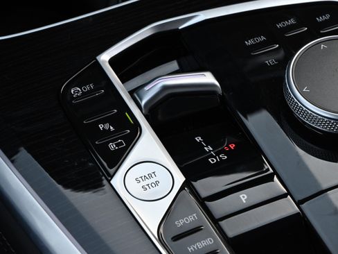 Certified 2025 BMW X5 xDrive50e w/ M Sport Package image 19