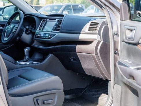 Used 2017 Toyota Highlander XLE w/ Protection Package #3 AWD/4WD image 21
