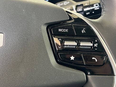 Used 2025 Kia Niro SX Touring image 30