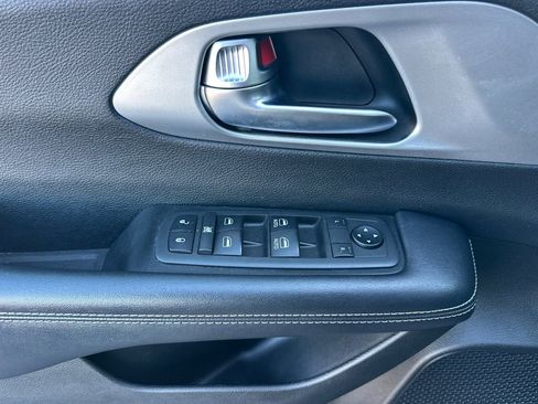 Used 2019 Chrysler Pacifica Touring Plus w/ Advanced Safetytec Group image 12