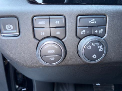 Used 2025 Chevrolet Silverado 1500 LT AWD/4WD image 18