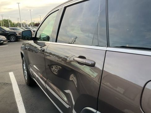 Used 2019 Jeep Grand Cherokee Laredo image 9