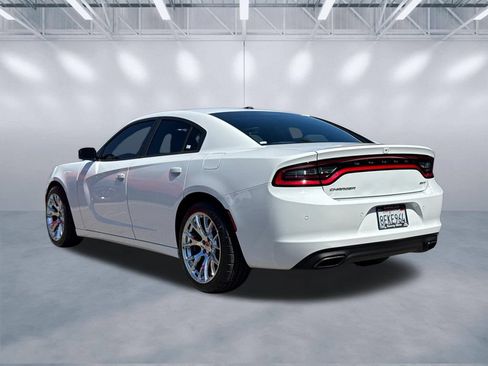 Used 2018 Dodge Charger SXT RWD image 4
