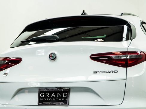Used 2023 Alfa Romeo Stelvio Veloce image 13