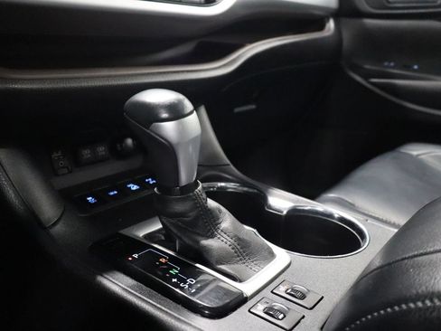 Used 2017 Toyota Highlander XLE AWD/4WD image 31