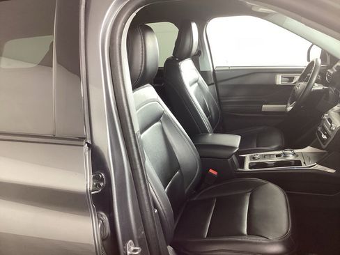 Used 2023 Ford Explorer XLT w/ Equipment Group 202A image 8