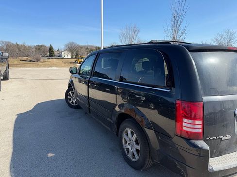 Used 2008 Chrysler Town & Country Touring FWD image 8