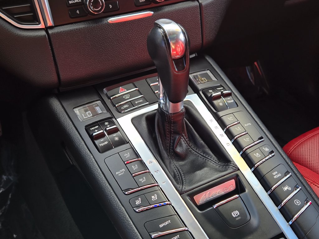 Used 2015 Porsche Macan Turbo AWD/4WD image 28
