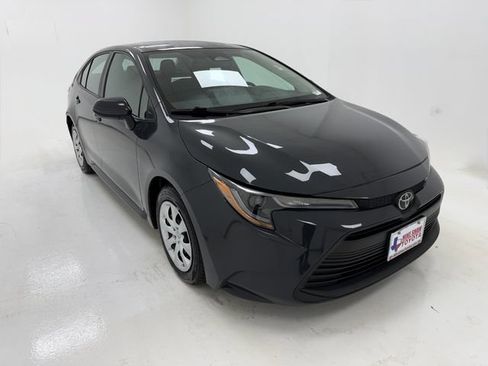 Used 2025 Toyota Corolla LE FWD image 2