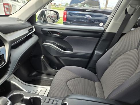 Used 2025 Toyota Highlander LE FWD image 15