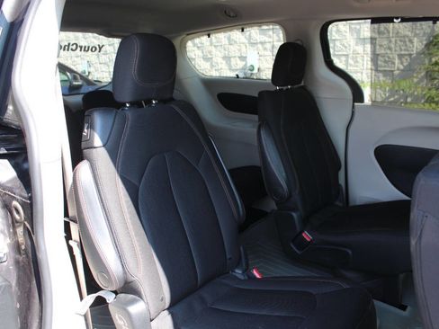 Used 2017 Chrysler Pacifica Touring Plus w/ Tire & Wheel Group image 18