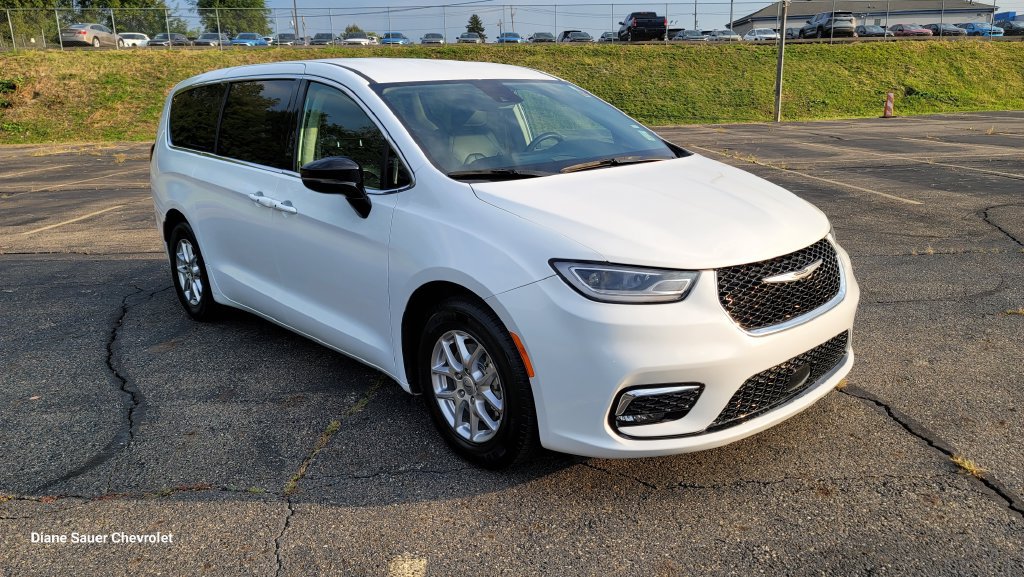 Used 2024 Chrysler Pacifica Touring-L FWD image 16
