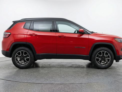 Used 2025 Jeep Compass Trailhawk image 11