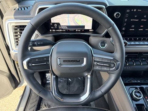 Used 2024 GMC Canyon Denali image 10