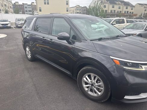 Used 2023 Kia Carnival LX FWD image 4