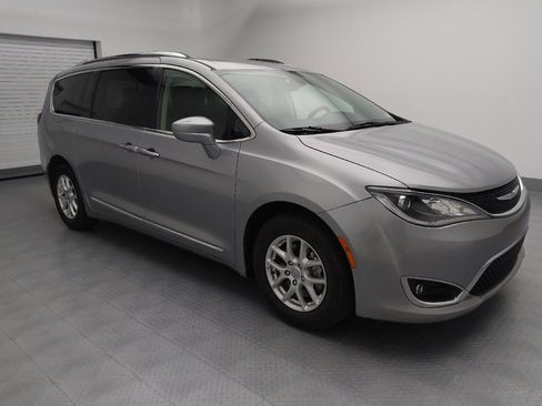 Used 2020 Chrysler Pacifica Touring-L image 11