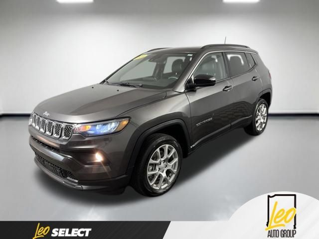 Used 2023 Jeep Compass Latitude w/ Sun and Sound Group AWD/4WD image 1