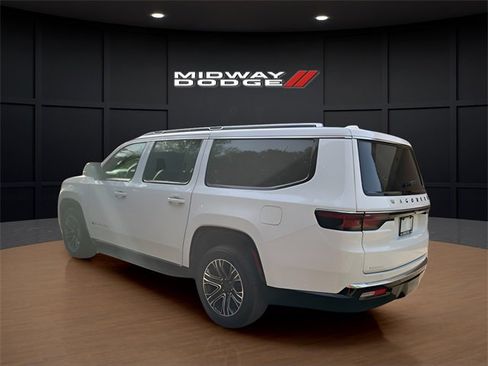 Used 2023 Jeep Wagoneer L Series II image 3