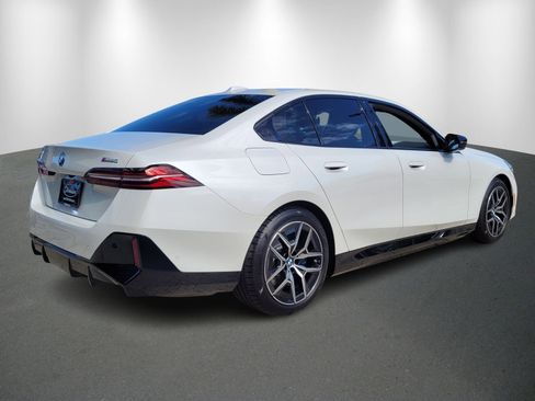 Used 2025 BMW i5 M60 w/ Premium Package image 7
