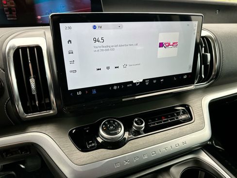 Used 2025 Ford Expedition Platinum AWD/4WD image 16