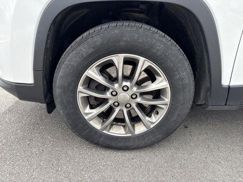 Used 2019 Jeep Cherokee Latitude Plus w/ Comfort/Convenience Group AWD/4WD image 11