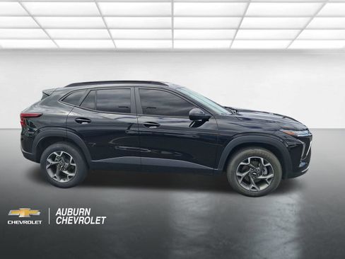 Used 2024 Chevrolet Trax LT FWD image 2