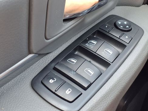 Used 2019 RAM 1500 Classic SLT RWD image 10
