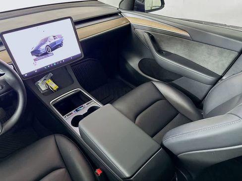 Used 2024 Tesla Model Y Long Range image 10