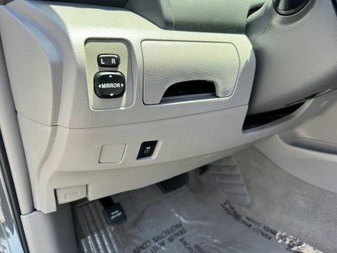 Used 2010 Toyota Camry LE FWD image 14