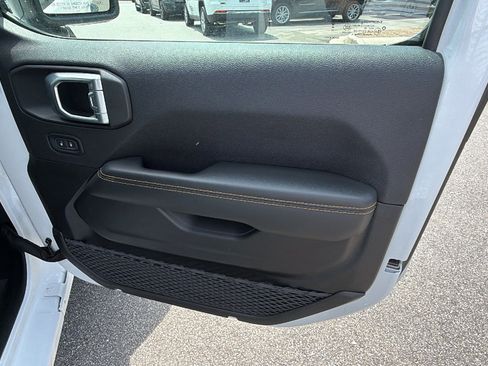Used 2025 Jeep Wrangler Unlimited Sahara w/ Safety Group AWD/4WD image 18