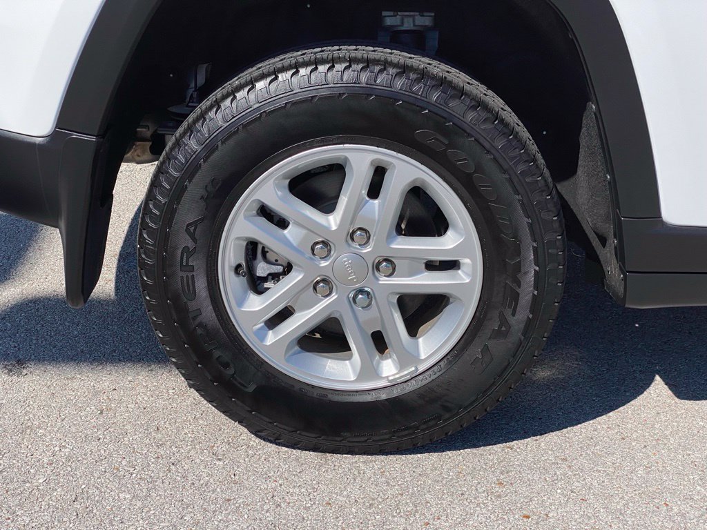 Used 2025 Jeep Grand Cherokee Laredo w/ MOPAR Finishing Package RWD image 9