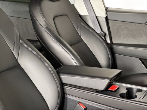 Used 2025 Tesla Model Y Long Range image 40