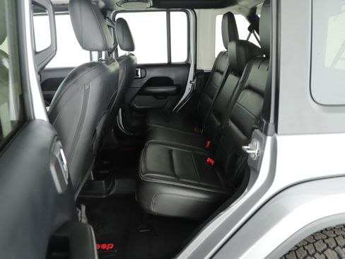Used 2018 Jeep Wrangler Unlimited Sahara image 11