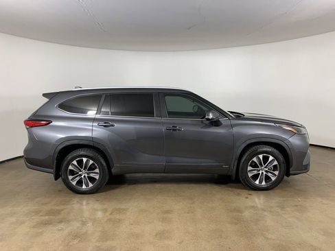 Used 2023 Toyota Highlander XLE AWD/4WD image 7
