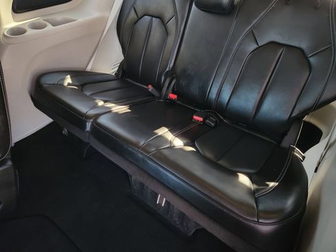 Used 2023 Chrysler Pacifica Touring-L image 32