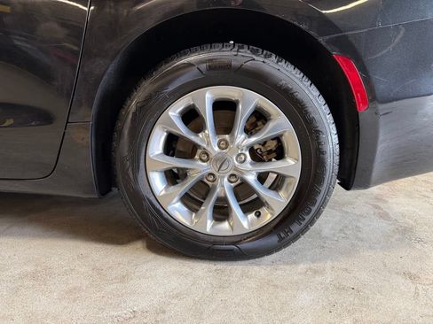 Certified 2023 Chrysler Pacifica Touring-L AWD/4WD image 36