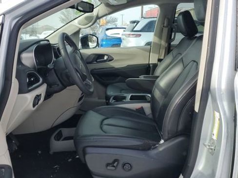 Certified 2024 Chrysler Pacifica Touring-L image 4