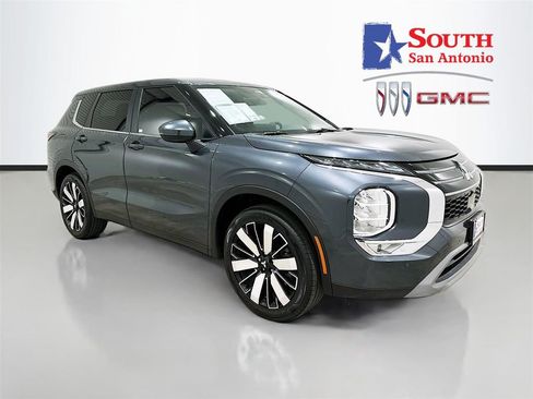 Used 2025 Mitsubishi Outlander SE image 1