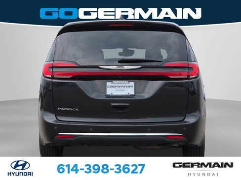 Used 2023 Chrysler Pacifica Touring-L FWD image 9