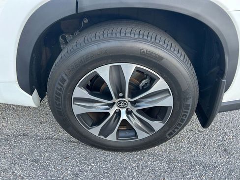 Used 2024 Toyota Highlander XLE image 8