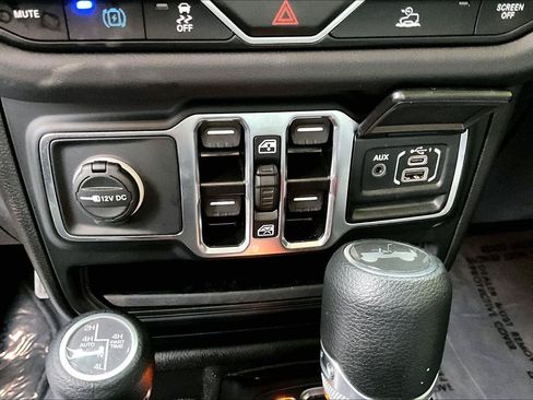 Used 2025 Jeep Wrangler Unlimited Sahara AWD/4WD image 31