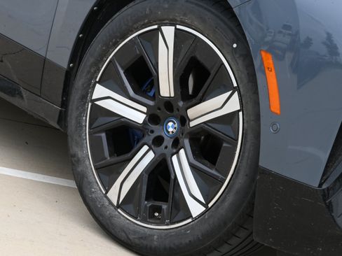 Used 2023 BMW iX xDrive50 w/ Premium Package AWD/4WD image 11
