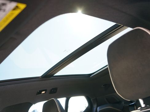 Used 2023 Volvo XC40 Recharge Ultimate image 16