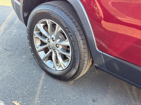 Used 2019 Jeep Cherokee Latitude Plus image 11