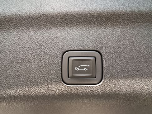 Used 2025 Chevrolet Suburban RST AWD/4WD image 36