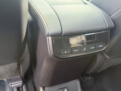 Used 2021 Toyota Highlander XLE AWD/4WD image 25